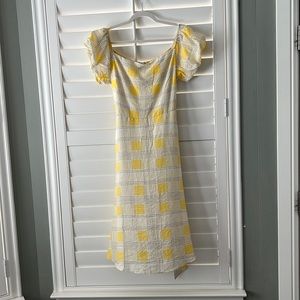 Adorable boutique new without tags dress with puff sleeves.